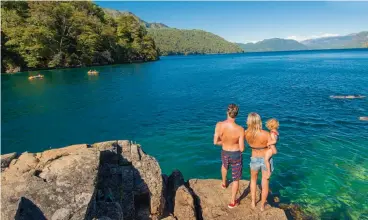  ??  ?? Arriba: Yuco es un pequeño paraíso natural con aguas tan claras que muchos las comparan con las del mar Caribe. Arriba der.: desde San Martín de los Andes se puede acceder a playas increíbles sobre el lago Lacar.