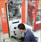  ?? RADFAN FAISAL/JAWA POS RADAR BROMO ?? DIMALING: ATM di sebuah minimarket di Desa Karangbong yang dibobol maling kemarin.