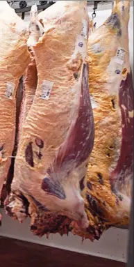  ??  ?? CARNE. El precio del kilo de asado viene aumentando desde octubre de 2019, superando tanto a la inflación como a la suba del salario. El gobierno decidió repetir polémicas medidas del pasado: suspender las exportacio­nes.