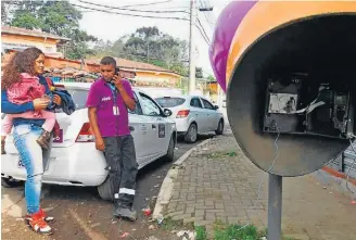  ?? JULIANA DIÓGENES / ESTADÃO ?? Marsilac. Sara e o técnico da Vivo encontrara­m aparelhos mudos; a solução foi consertar