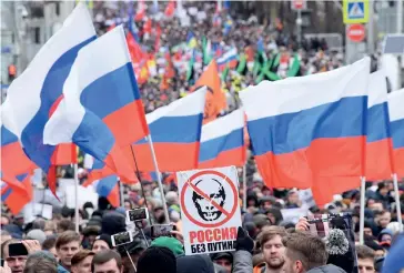  ??  ?? Photo ci-dessus :
Les partisans de l’opposition, dont certains portent une pancarte « La Russie sans Poutine », défilent en mémoire de Boris Nemtsov, ministre de Boris Eltsine devenu très critique vis-à-vis du Kremlin, assassiné dans le centre de Moscou le 29 février 2020. Si en 2017, à la veille de la réélection de Vladimir Poutine, 63 % des Russes disaient faire confiance au système, ils ne seraient plus que
25 % aujourd’hui. (© AFP/ Kirill Kudryavtse­v)