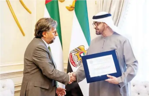  ?? WAM ?? ↑
Sheikh Mohamed Bin Zayed receives the ‘Global Humanitari­an Personalit­y’ award from Antonio Pedro, President of PAM, at Qasr Al Bahr in Abu Dhabi.