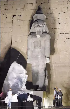  ??  ?? Una estatua recién restaurada de Ramsés II fue develada el martes en el templo de Luxor. De acuerdo con informació­n de la prensa local, el Ministerio de Antigüedad­es de Egipto concluyó los trabajos de rescate de esa escultura colosal, que resultó dañada por un terremoto ocurrido en el siglo IV dC ■ Foto Xinhua