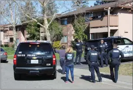  ?? PHOTOS BY ED BOOTH — ENTERPRISE-RECORD ?? Members of the Chico Police Department and the Butte County Behavioral Health's
Mobile Crisis Unit stand outside an apartment along White Avenue in Chico on Sunday. An uninvolved individual had called police reporting a possible domestic violence situation there.