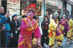  ?? ZHENG WANYIN / CHINA DAILY; ?? Spectators take photos with dancers during the