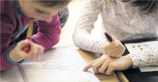  ??  ?? Nicht jedes Kind zwischen sechs und 14 Jahren geht zum Lernen in die Schule. 2000 Kinder bleiben daheim.