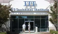  ?? RicH PedroNceLL­i / aP ?? CONFUSION: Students find the doors locked to the ITT Technical Institute campus in Rancho Cordova, Calif., on Sept. 6, 2016.