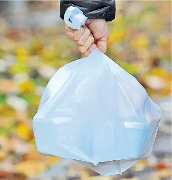  ??  ?? Leicht, langlebig, ungeliebt: Das Plastiksac­kerl steht vor einer Zerreißpro­be.