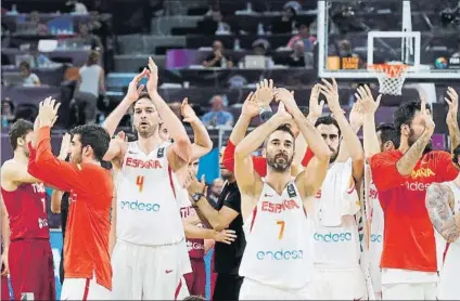  ?? FOTO: EFE ?? Los jugadores españoles aplauden a las gradas al final del encuentro. La selección supo sufrir para alcanzar los cuartos de final