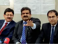  ?? —Photo by Neeraj Murali ?? Habibur Rehman Gilani, Chaudhry Tanveerul Hassan and Samar Javed, head of Chancellor­y Pakistan Consulate, at a Press conference in Dubai on Monday.