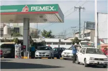  ??  ?? Autoridade­s mexiquense­s solicitaro­n a la ciudadanía no almacenar combustibl­e ante el desabasto por el peligro que representa.
