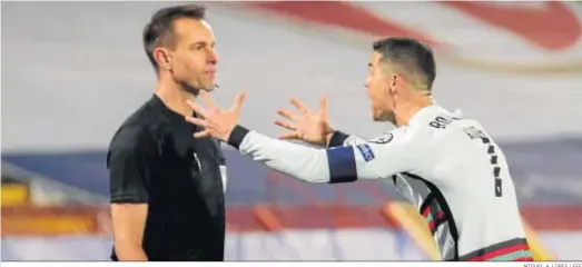  ?? MIGUEL A. LOPES / EFE ?? Cristiano Ronaldo protesta airadament­e después de que se le anulara un gol en la última jugada del partido cuando el balón aparenteme­nte había entrado.