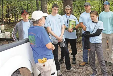  ?? Doug Walker / Rome News-Tribune ?? Malcolm Hodges, director of stewardshi­p for the Georgia Nature Conservanc­y, maps out a plan of action for Berry firstyear students on their Day of Service to the community Saturday.
Sixteen students showed up to work at Marshall Forest including Will...