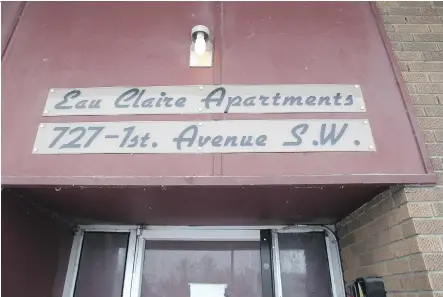  ?? TED RHODES/ CALGARY HERALD ?? Five years of delays following the sale of the 10- storey Eau Claire apartment building by the city to a private buyer, will cost the city two- thirds of the value of the sale to pay for its demolition, slated to take at least four months.