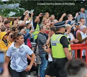  ?? ?? Crowds line the streets of Wordsley