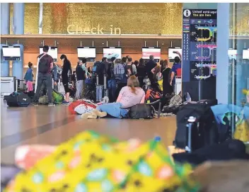  ?? FOTOS (2): JANA BAUCH ?? Rund 200 Backpacker hoffen am Flughafen Bogotá auf einen Platz über eine Warteliste.