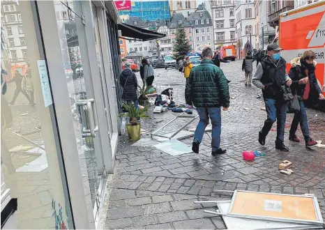  ?? FOTO: SEBASTIAN SCHMITZ/AFP ?? Die Trierer Innenstadt nach der mutmaßlich­en Amokfahrt – OB Wolfram Leibe spricht von einem „Bild des Grauens“.