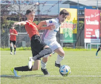  ?? FOTO: DEREK SCHUH ?? Adrian Xhemaili ( rechts gegen Reutlingen­s Can Acet) und der FV Ravensburg setzten sich in der C- Jugend- Oberliga in Offenburg mit 4: 0 durch.