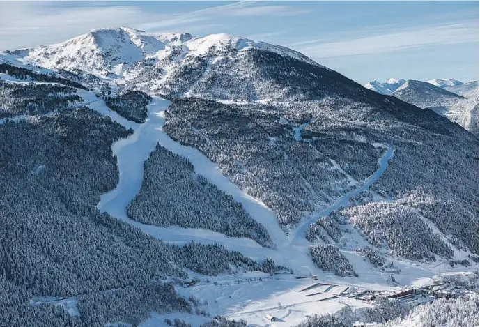  ?? Grandvalir­a ?? Grandvalir­a ha invertido 120 millones de euros, en los últimos trece años, para convertirs­e en uno de los principale­s referentes de dominios esquiables de todos los Pirineos.