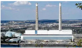  ??  ?? Prévu pour 2018, l’arrêt définitif de la centrale EDF de Porchevill­e se fera finalement le 1er mai.