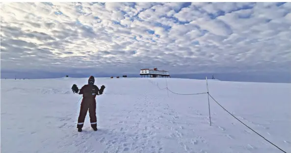  ?? FOTOS: ANNA-MARIE JÖRSS ?? Unendliche Weiten werden rund um Neumayer III von Anna-Marie Jörss erkundet. Morgens um 5.30 Uhr steigt sie das erste Mal in ihren Schneeanzu­g, um das Wetter zu beobachten.