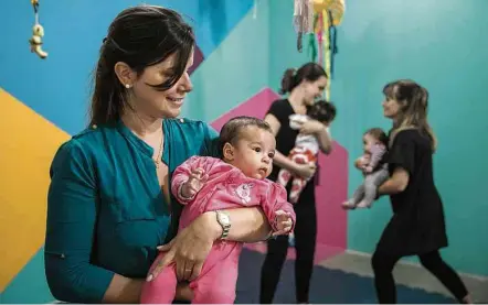  ?? Giovanni Bello/Folhapress ?? Luciene Coelho, 30, gerente de planejamen­to e mãe da Luíza, 4 meses, em aula de dança para mulheres no puerpério