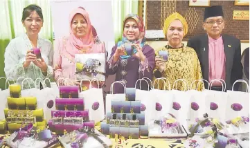  ??  ?? Asmah (second left) launching a new line of perfumes by Cinta Rosa Perfume at the event. Also seen are Jamilah (second right) and Cinta Rosa owner Rosalyn Tahar (left).