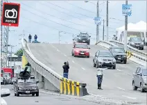  ?? CHRISTIAN VÁSCONEZ / EXPRESO ?? Apertura. Los vehículos ya circulan por el puente de Las Esclusas.