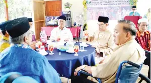  ??  ?? SADDI menjamah juadah Aidilfitri bersama pemimpin yang hadir.