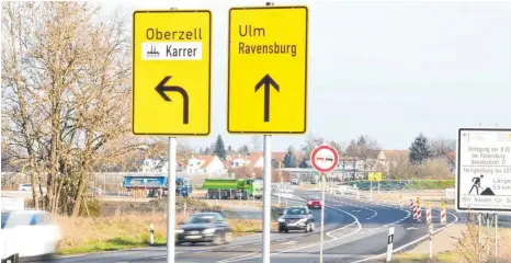  ?? FOTO: ROLAND WEISS ?? „Erreichbar­keit Straße“ist bei der IHK-Umfrage jener Standortfa­ktor, bei dem es die größte Diskrepanz zwischen Anspruch und Wirklichke­it gibt. Im Bild die Situation an der Senglinger Steige mit der neuen Anbindung an die B 30 neu Richtung Karrer.