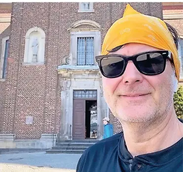  ?? FOTOS (2): KREITZBERG ?? Bis zu 30 Kilometer Strecke für ein Selfie: Martin Kreitzberg hat sich vorgenomme­n, zu allen 146 Kirchen in Düsseldorf zu laufen. Er startet immer im heimischen Itter.