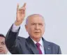  ?? FOTO: AFP ?? MHP-Chef Bahceli zeigt den Gruß der „Grauen Wölfe“.