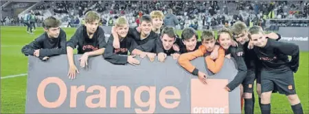  ??  ?? Les U15 sur la pelouse du stadium