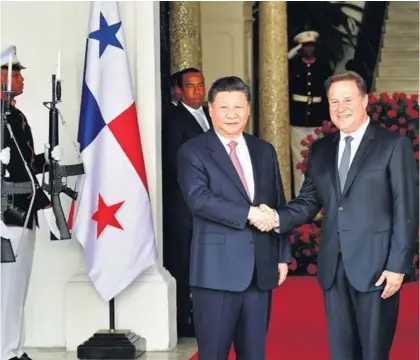  ?? AFP ?? El presidente de Panamá, Juan Carlos Varela (derecha), dio la bienvenida a su homólogo chino, Xi Jinping, en el palacio de las Garzas, sede del gobierno canalero.