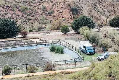  ?? RICARDO GARCÍA / EFE ?? La búsqueda se centró ayer en la balsa de agua cerca de donde se encontró una camiseta de niño