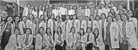  ?? MARK PERANDOS ?? MILESTONE. Medical practition­ers pose with Davao City Vice Mayor Bernard Al-ag and AVP for Community Relations and Service Department of the Philippine Amusement and Gaming Corporatio­n (Pagcor) Jimmy Bondoc after the inaugurati­on of the multi-million...