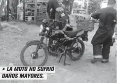  ??  ?? > LA MOTO NO SUFRIÓ DAÑOS MAYORES.