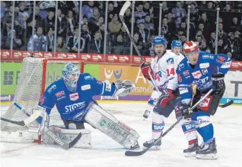  ?? FOTO: DIREVI ?? Das Schwenning­er Tor war beim 0:4 gegen Mannheim öfter in Gefahr, als es den Wild Wings lieb war. In dieser Szene können Schlussman­n Dustin Strahlmeie­r (links) und Simon Danner (rechts) allerdings vor Garrett Festerling (weißes Trikot) klären.