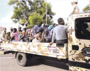  ?? ALBERTO ODALÍS BÁEZ/LISTÍN DIARIO ?? Capturas. Durante todo el día de ayer continuaro­n los operativos dirigidos por la Dirección General de Migración y militares para detener haitianos indocument­ados en esta región para repatriarl­os hacia Haití.