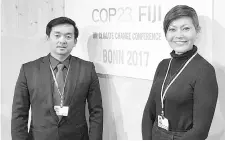  ??  ?? Kugan (left) and Ong spoke about a conservati­on based economy that draws on jurisdicti­onal scale initiative­s to address deforestat­ion and produce certified sustainabl­e palm oil.