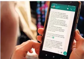  ?? FOTO: DPA ?? Auf dem Smartphone kommen manchmal seltsame Nachrichte­n an.