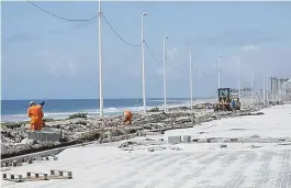  ??  ?? Obras sequem em ritmo acelerado na orla da Boca do Rio