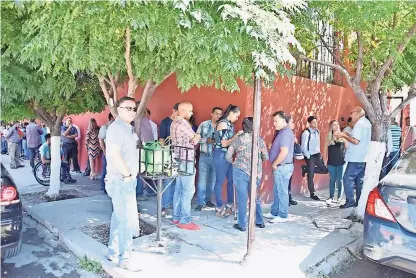  ??  ?? Cientos de chihuahuen­ses acudieron a las oficinas de red de participac­ión ciudadana