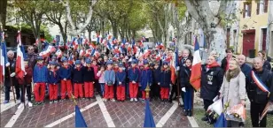  ?? (Photo B.G-C) ?? L’ensemble de l’école élémentair­e a assisté à la cérémonie malgré les quelques épisodes pluvieux.