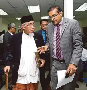  ?? [FOTO EIZAIRI SHAMSUDIN /BH] ?? Atif berbincang dengan Mohd Azmi selepas majlis taklimat situasi Pakistan dan India di Kuala Lumpur, semalam.