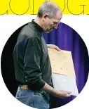  ??  ?? En 2008, Jobs presentó la primera MacBook Air.