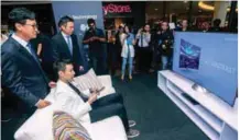  ?? ADIB RAWI/THESUN ?? At the event … (right, from left) Chong Wei, Samsung Malaysia Electronic­s president Lee Sang Hoon, and Tan giving the thumbs up for the QLED TVs (below, right).