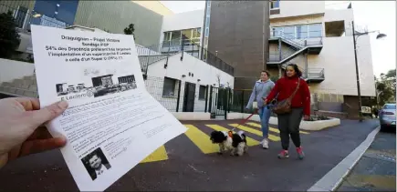  ?? (Photo Dylan Meiffret) ?? Le géant de la distributi­on Leclerc sollicitai­t il y a quelques jours encore, via sa page Facebook et des tracts, le soutien des habitants pour son projet d’implantati­on d’un supermarch­é en plein centre-ville.