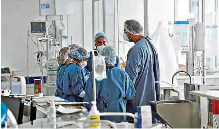  ?? EFE. ?? Los trabajador­es de la salud están trabajando al límite debido al incremento de los contagios en la región. La pandemia no da tregua.