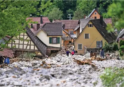  ?? FOTO: MARIJAN MURAT ?? Braunsbach am Tag danach – am Abend des 29. Mai 2016 hatte bei einem Unwetter eine gigantisch­e Lawine mit Geröll den Ort zerstört. Solche Schäden ersetzt nur eine Versicheru­ng mit Elementars­chadenschu­tz.